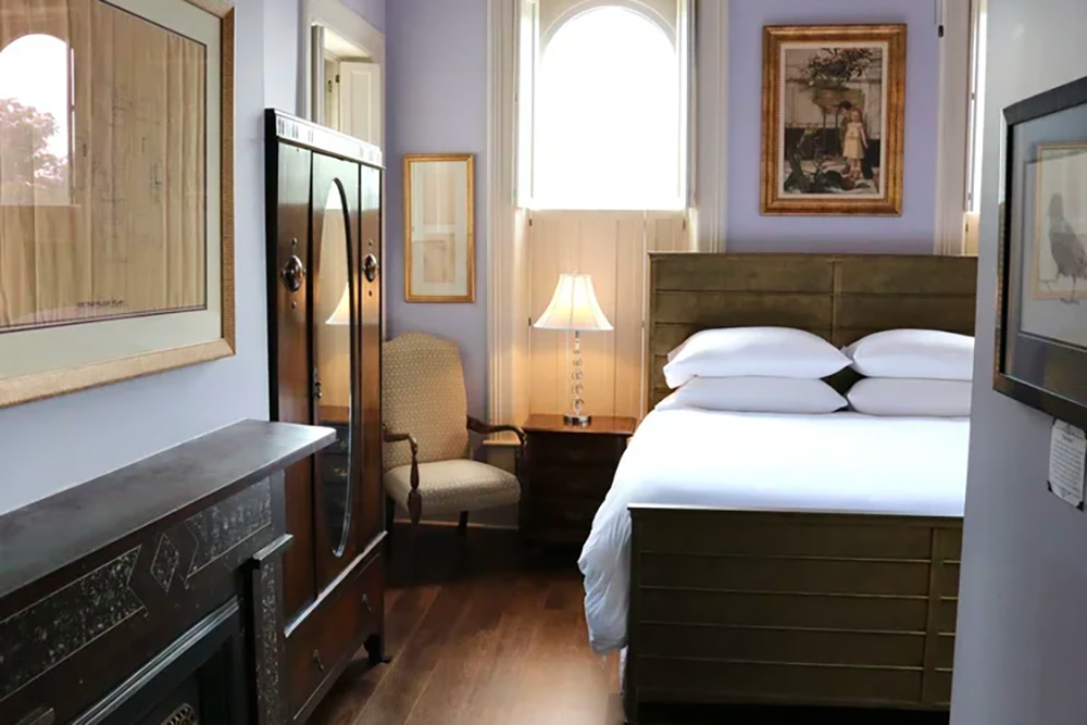 Hotel Room at Table 1888 with queen bed