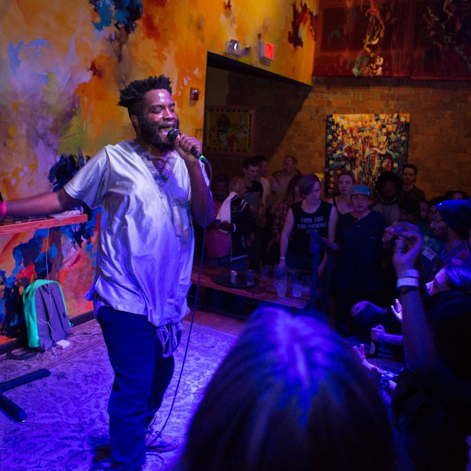 Man singing on stage a Clementines