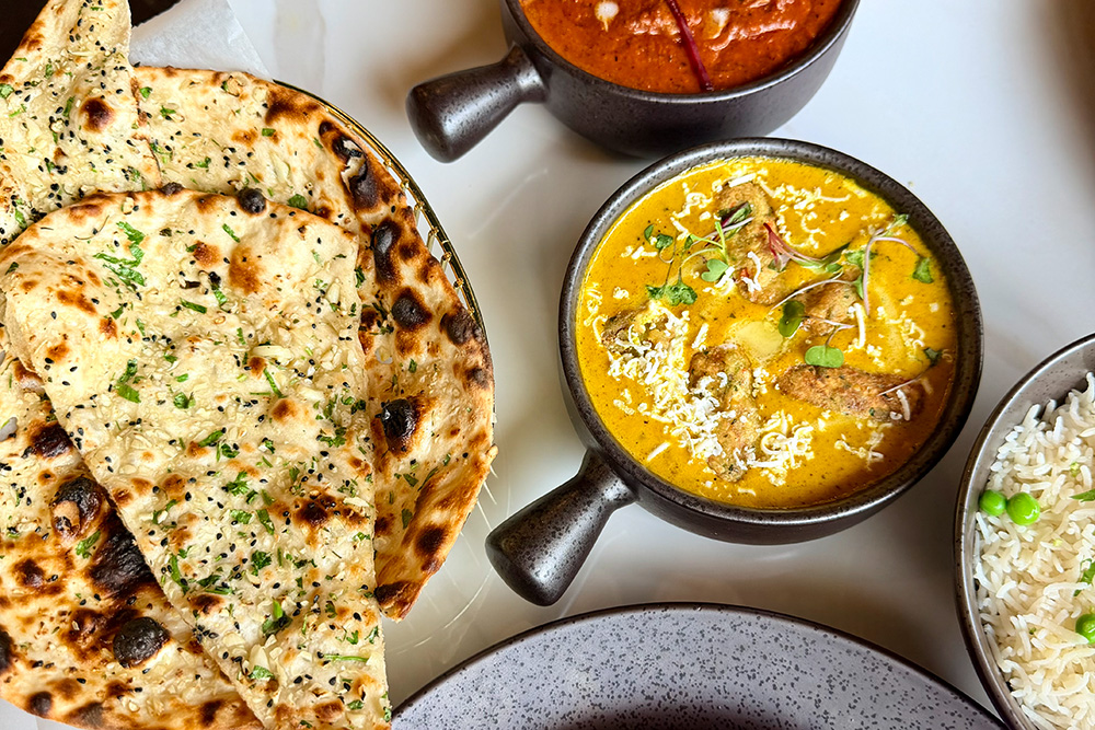 Curry and naan at Taaza 2.0